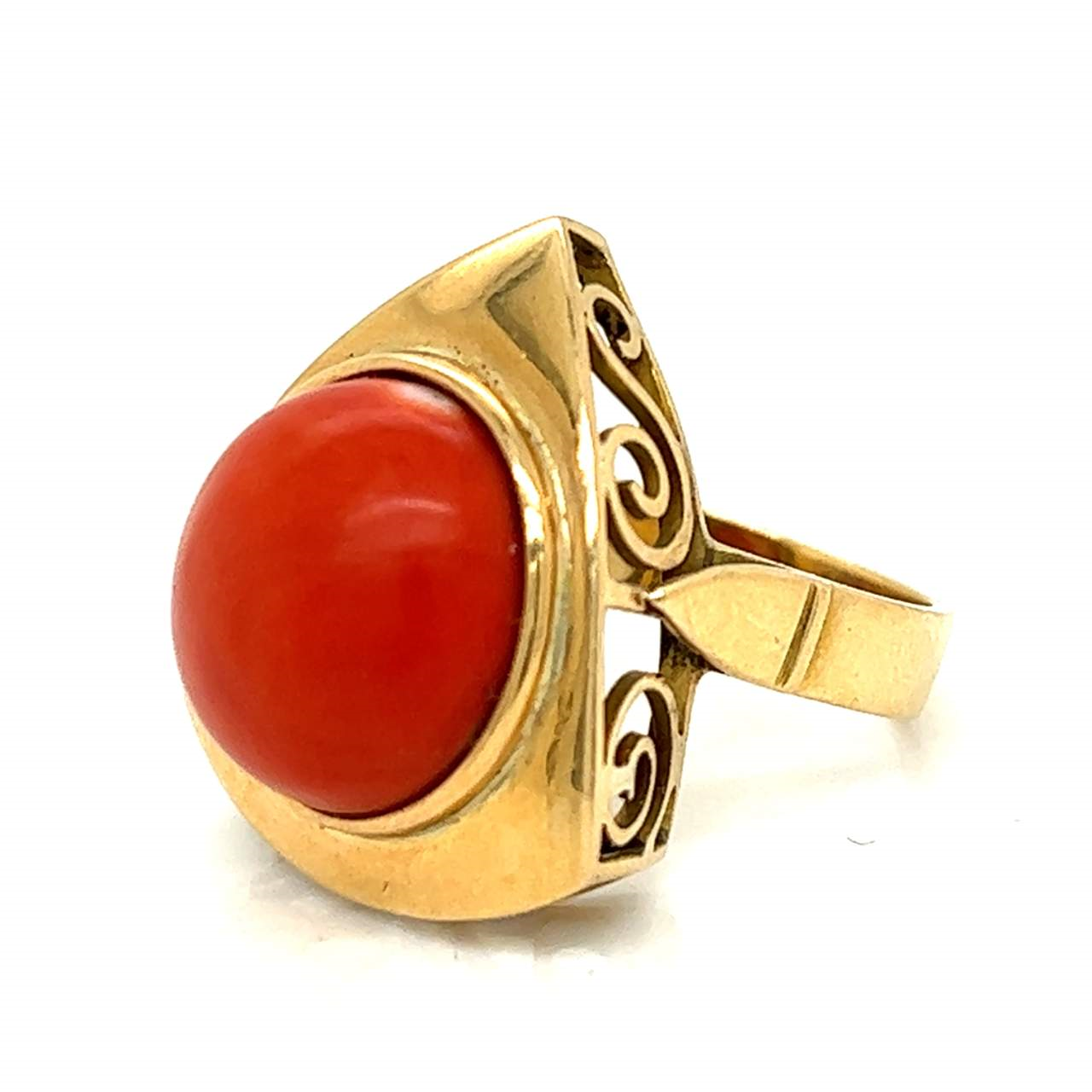 1960s Italian 18K Yellow Gold Coral Ring